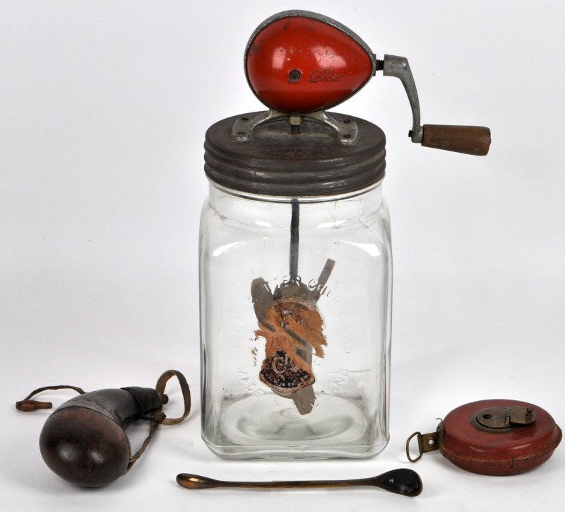 Een lot curiosa, bestaande uit een oude Engelse boterkarnbokaal, een kruithoorn, een lintmeter en een bronzen maatlepeltje.