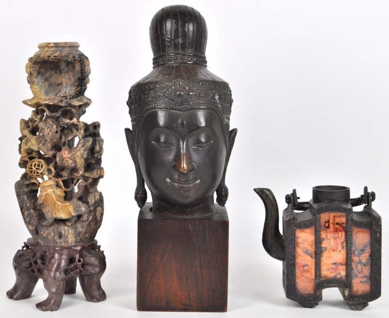 Een lot aziatica bestaande uit een bronzen theepotje, een bronzen Boeddhahoofd en een spekstenen sculptuur.