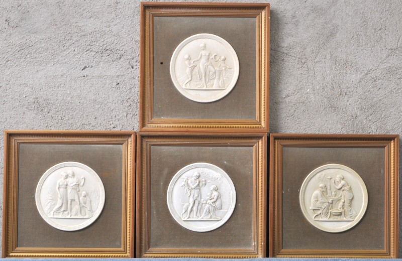 Serie van vier ingelijste ronde plaquettes met classicistische voorstellingen in reliëf. Achteraan gemerkt.