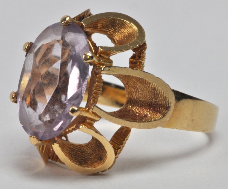 Een 18 karaats geel gouden ring bezet met een morganiet.