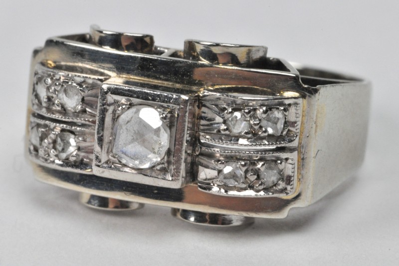 Een 18 karaats wit gouden ring bezet met diamant oude slijp met een gezamenlijk gewicht van ± 0,36 ct.