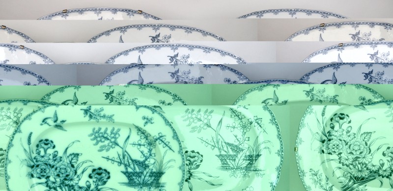 Een stel van drie grote schotels van zachte pasta met een blauw en wit pleine page decor van vogels en bloemen naar Japans voorbeeld. Onderaan gemerkt M&Co en “Mona”. 1 beschadigd.