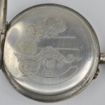 Een zilveren zakhorloge remontoir dubbele kast, genummerd en met verguld zilveren gegraveerde bloementuil.