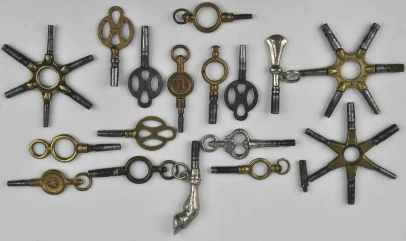 Een lot van verschillende zakhorloge sleutels van zilver en koper.