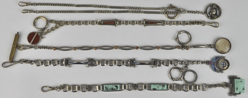Vijf verschillende horloge schakelkettingen met hangers in de vorm van een kompas, fotohouder en half edelstenen.