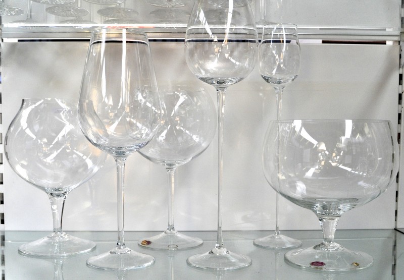 Een serie van vier grote glazen van kleurloos kristal. Gemerkt. We voegen er nog twee gelijkaardige glazen aan toe.