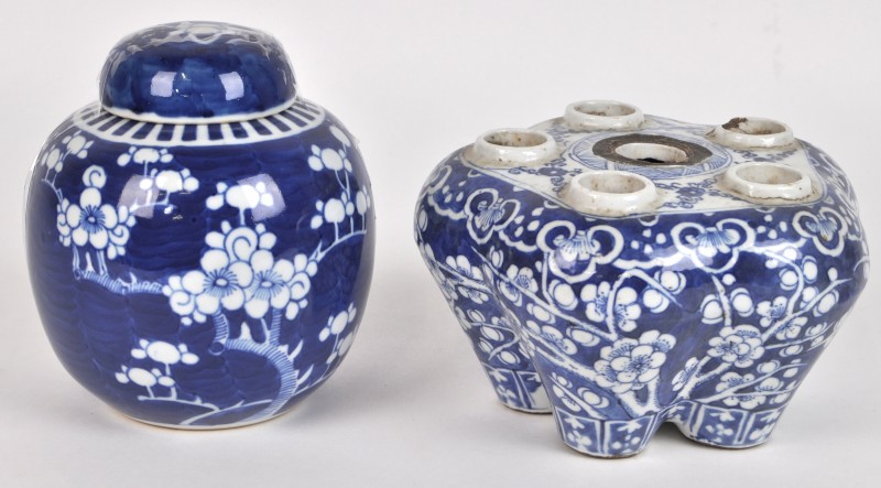Een kleine gemberpot en een gedeelte van een tulpenvaas in blauw en wit porselein. Beide met bloesems in het decor. China.
