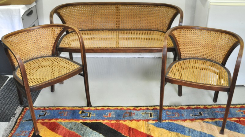 Een kuipfauteuil van stoomgebogen beukenhout met gecanneerde zit en rug. Tijdperk art nouveau. Gemerkt.