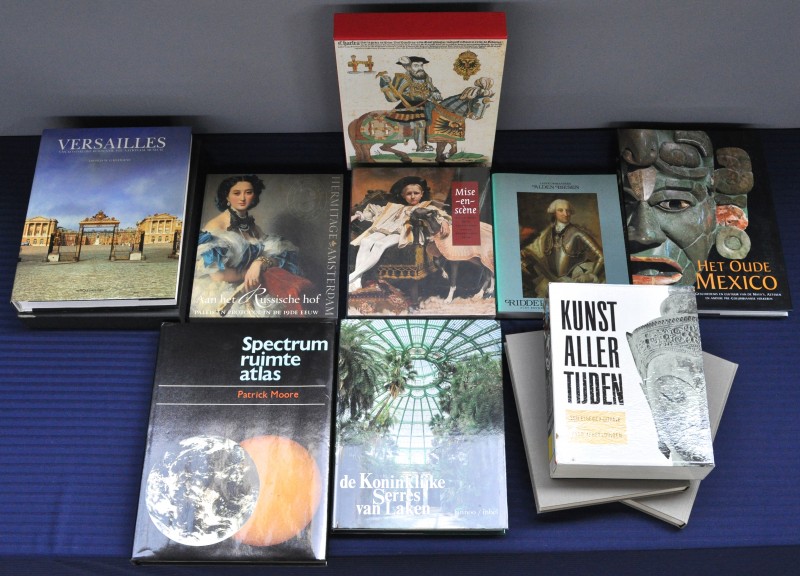 Een lot van tien boeken m.b.t. kunst en architectuur. Diverse uitgeverijen.