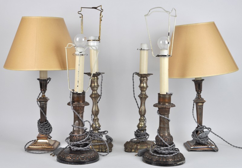 Drie paar koperen kandelaars in verschillende stijlen, allen gemonteerd als lampvoeten.