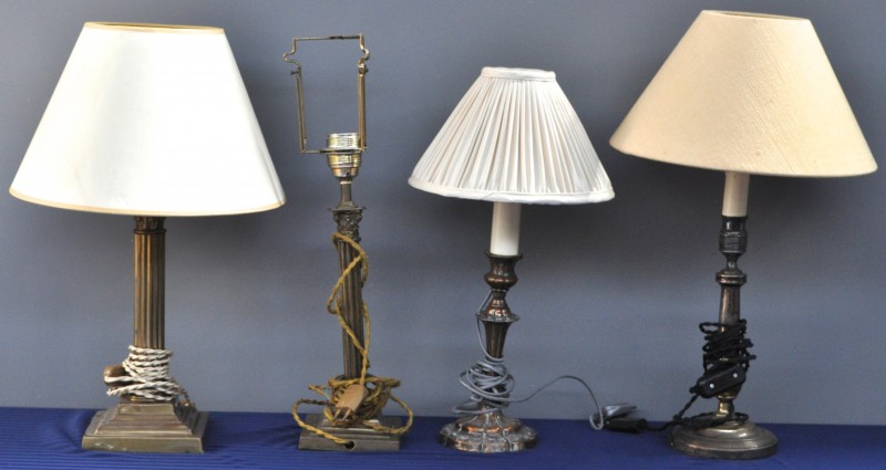Vier verschillende koperen kandelaars, gemonteerd als lampvoet.