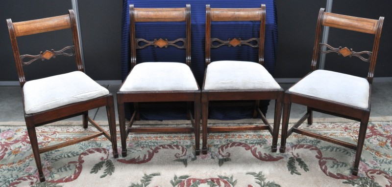 Vier mahoniehouten stoelen in Engelse stijl, versierd met sober inlegwerk. XIXe eeuw.