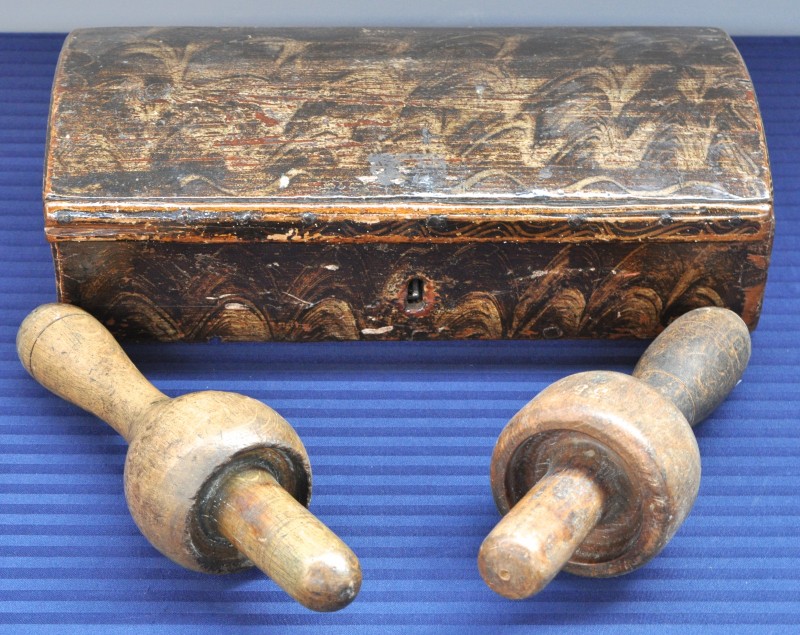 Een houten doosje met gegalbeerd deksel en twee houten spoelen.