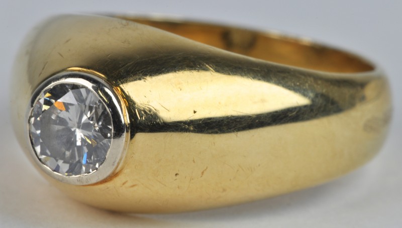 Een 18 karaats geel goud ring bezet met een solitair van ± 0,50 ct.