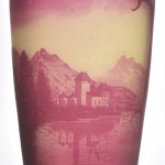 Een art nouveau vaas van meerkleurig glaspasta met een geëtst decor van een zeilboot op een meer. Gemerkt.