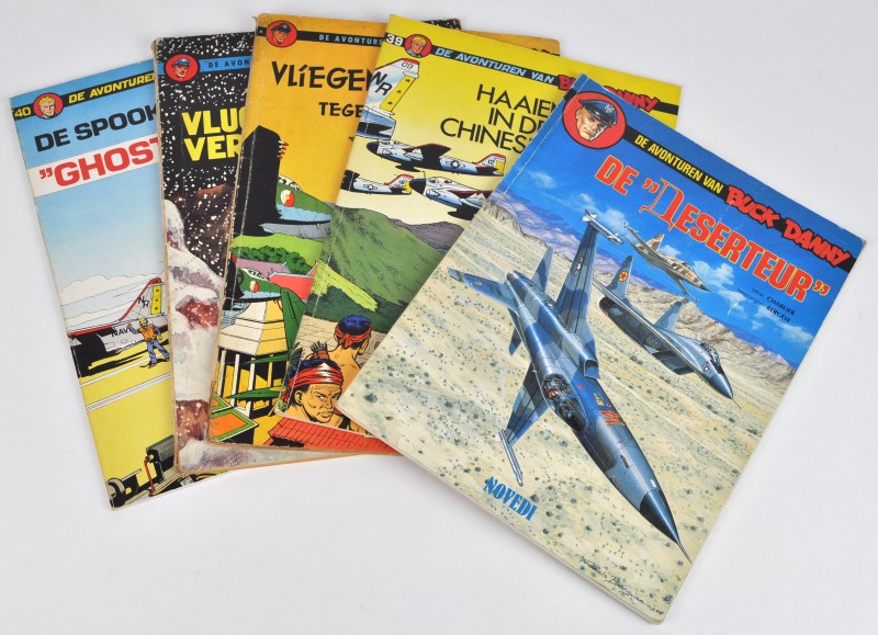 Een lot van vijf Buck Danny stripalbums:- “De spookkonigin”- “Vlucht naar de verloren vallei”- “Vliegende tijgers tegen piraten”- “Haaien in de Chinese zee”- “De deserteur”
