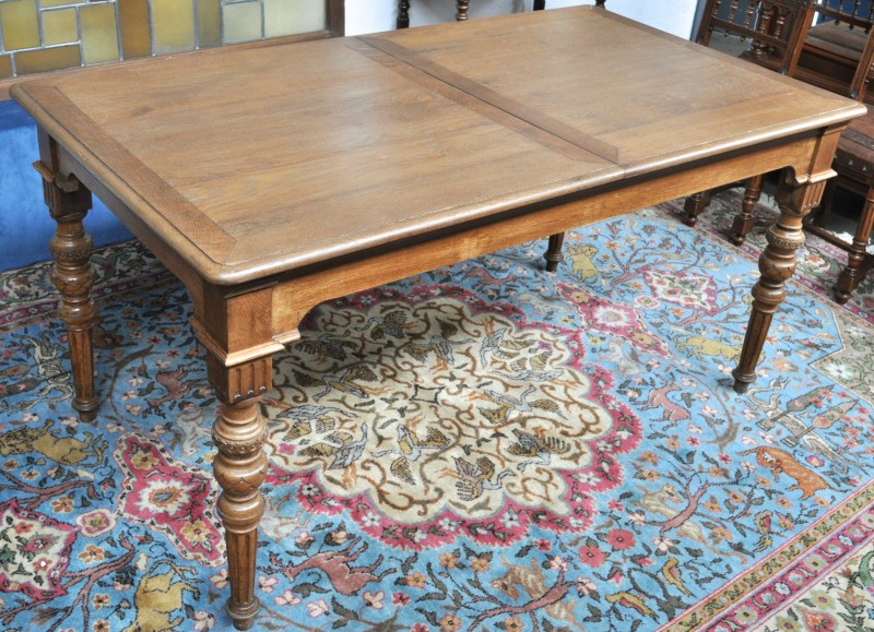 Een verlengbare tafel van gesculpteerd eikenhout in renaissancestijl.