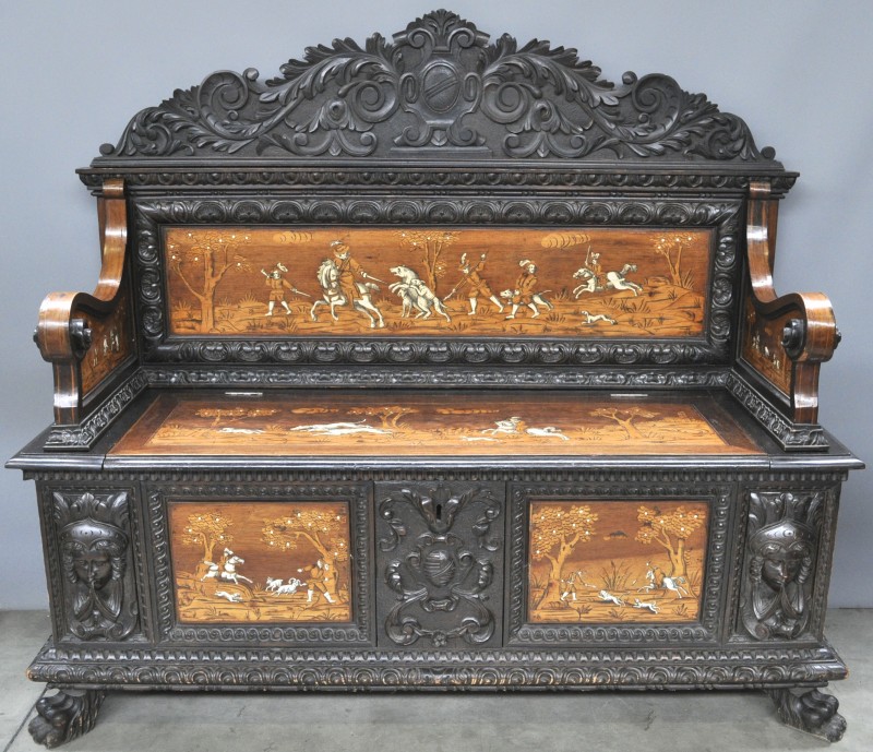 Een kofferbank in barokke stijl met opzet, versierd met jachtscènes in marquetterie met ivoren inlegwerk. XIXe eeuw.