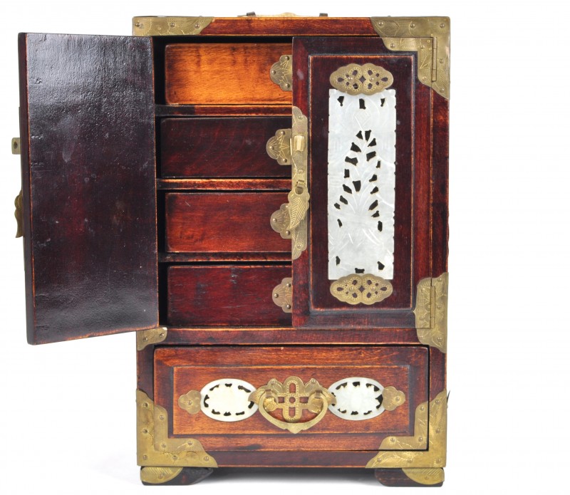 EEn Chinees juwelenkabinetje van gelakt hout, messingen montuurtjes en jade plaquettes. Met slotje.