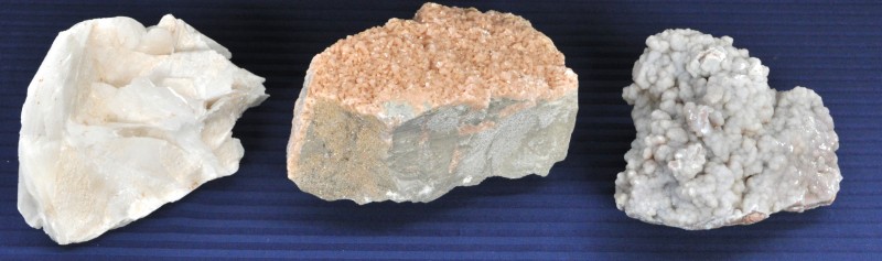 Een lot van drie mineralen, waaronder calciet.