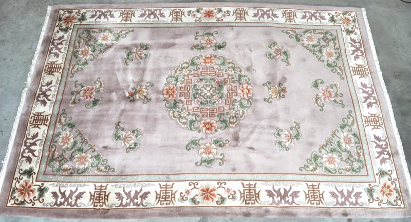 Een handgeknoopt Chinees wollen tapijt.