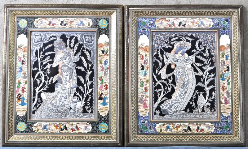 Twee handgemaakte Perzische miniaturen met personages van gedreven en verzilverd rood koper in kaders met handgeschilderde taferelen op hout en met messingmozaïek.