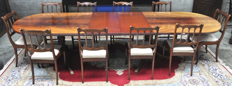 Een D-end table in regencystijl met twee verlengbladen. We voegen er acht mahoniehouten stoelen aan toe.