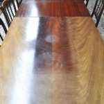 Een D-end table in regencystijl met twee verlengbladen. We voegen er acht mahoniehouten stoelen aan toe.