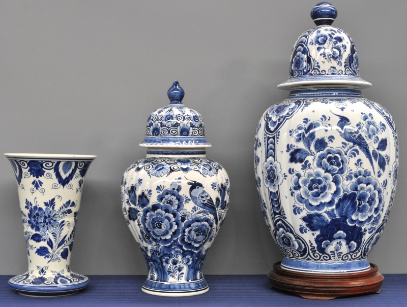 Drie vazen van blauw en wit Delfts aardewerk. Waarvan twee dekselvazen.