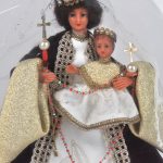 Een Madonna met kind van kunststof onder stolp.