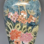Een vaas van meerkleurig en verguld porselein met een decor van vogels en pioenrozen. Gemonteerd als lampvoet.