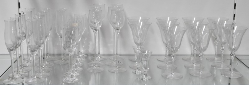 Een lot kristallen glazen, bestaande uit twaalf smalle champagnefluiten, zes hoge aperitiefglazen, zes sherryglazen, elf wijnkelken en twee likeurglaasjes van Jägermeister.