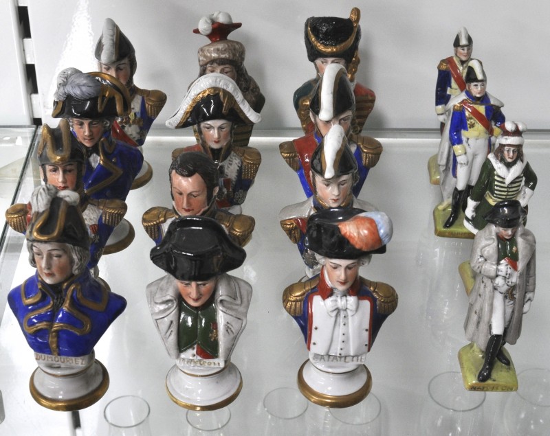 Een lot van twaalf kleine militaire bustes van meerkleurig porselein in de vorm van Napoleon en zijn generaals. We voegen er vier staande militaire beeldjes aan toe. Gemerkt.
