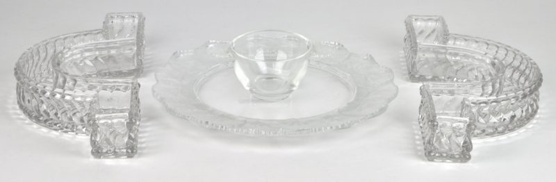 Een lot kristal, bestaande uit twee aperitiefschalen van Bacarat en een kommetje op een schotel met een gesatineerd bladermotief, gemerkt Lalique.