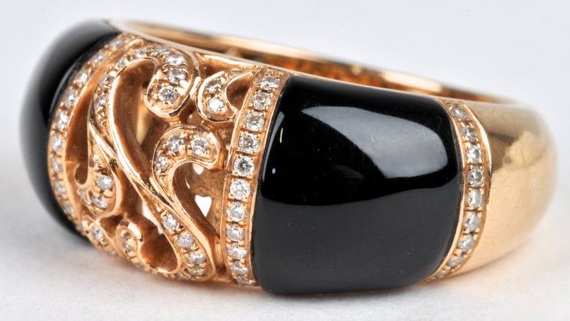 Een 18 karaats roze gouden ring bezet met diamanten met een gezamenlijk gewicht van ± 0,25 ct. en onyx.