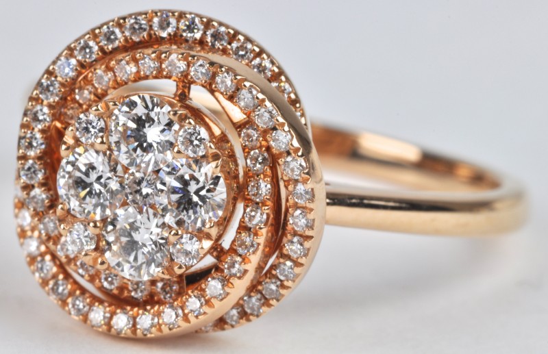 Een 18 karaats roze gouden ring bezet met diamanten met een gezamenlijk gewicht van ± 0,65 ct.