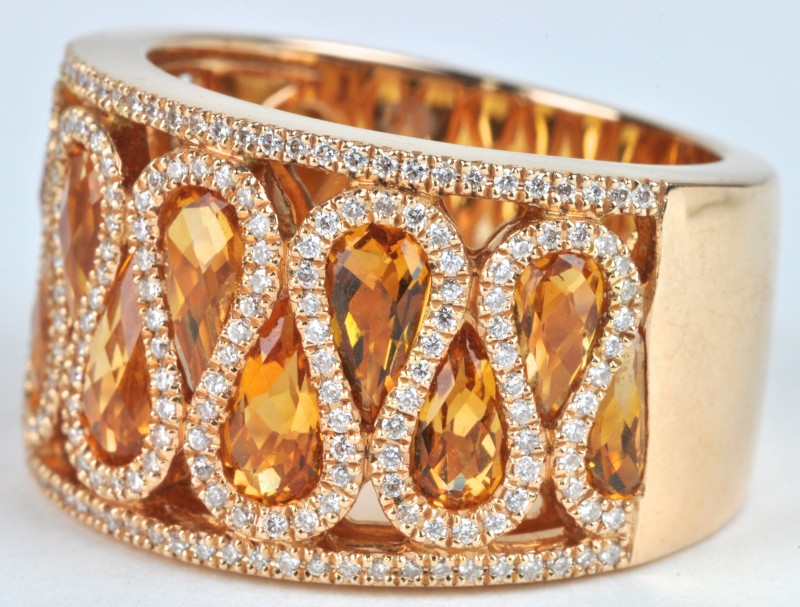 Een 18 karaats roze gouden ring bezet met diamanten met een gezamenlijk gewicht van ± 0,55 ct. en citrine met een gezamenlijk gewicht van ± 3 ct.