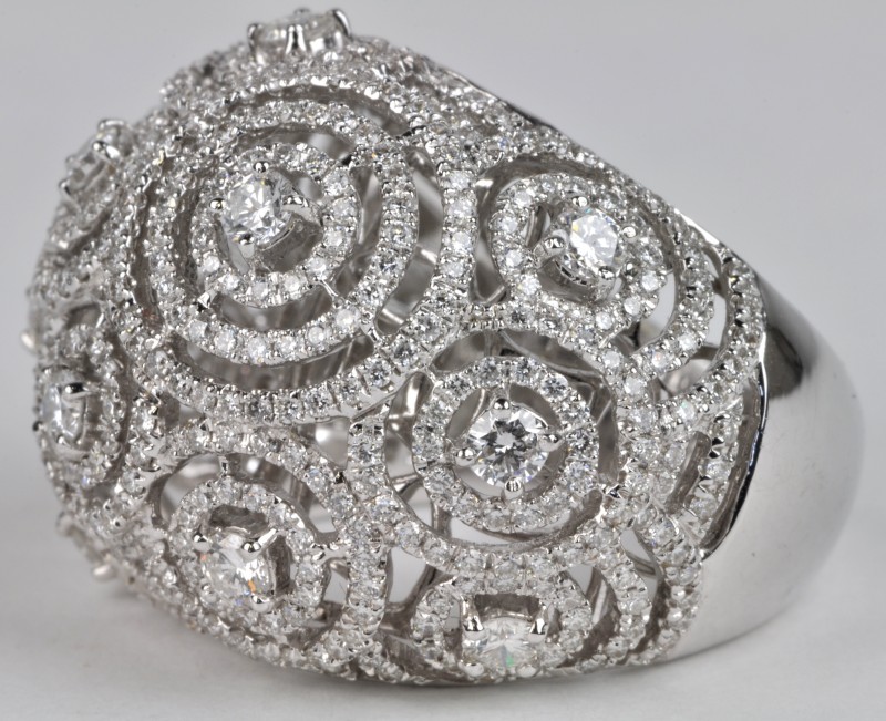 Een 18 karaats wit gouden ring bezet met diamanten met een gezamenlijk gewicht van ± 2,55 ct.