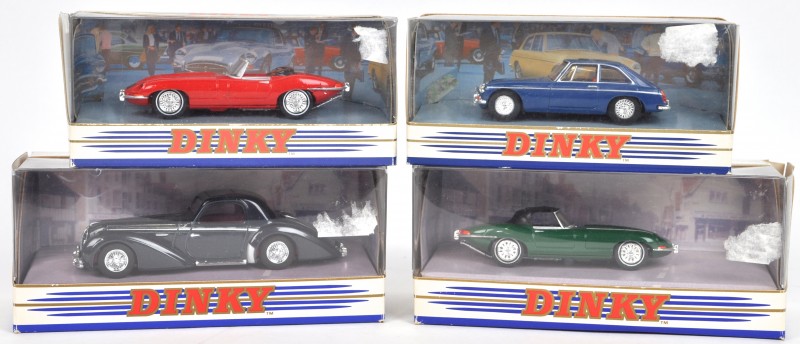 Vier schaalmodellen in originele doos, bestaande uit twee Jaguar E-types, een MGB GT en een Delahaye 145.