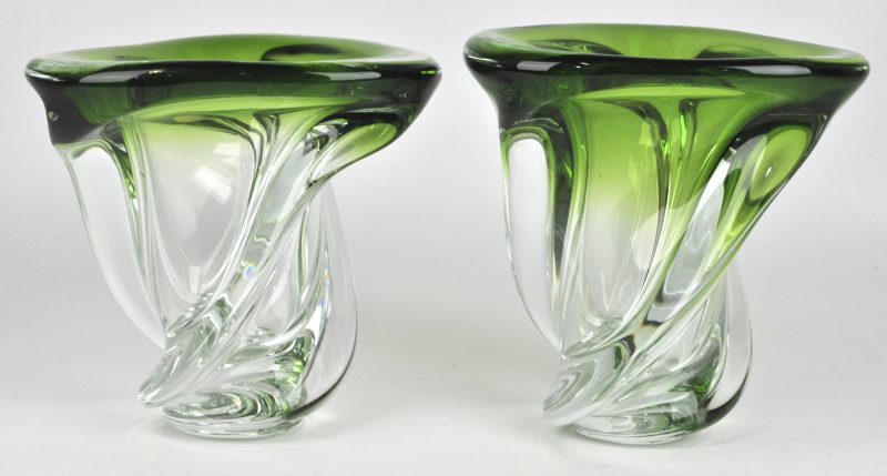 Twee designvazen van groen kristal. Jaren ‘50.