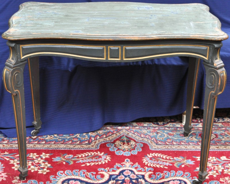 Een tafel van groengepatineerd hout in Lodewijk XV-inspiratie. Op wieltjes.