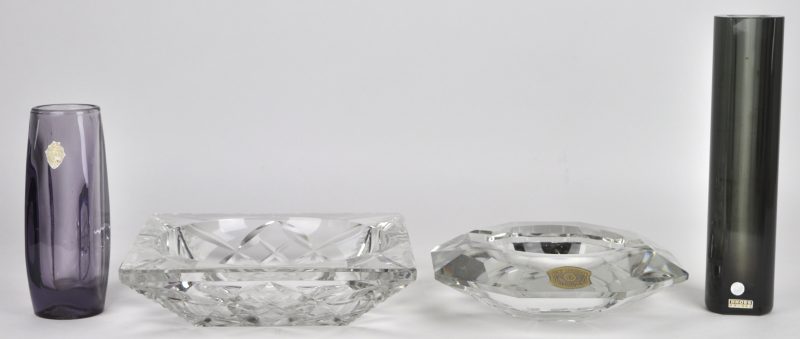 Een lot kristal, bestaande uit een rookgrijs en een mauve bloemenvaasje en twee verschillende kleurloze asbakken, waarvan één gemerkt Val St. Lambert.