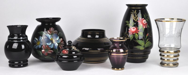Een lot Booms glas, bestaande uit drie verschillende vazen met gekartelde rand, een coupe, een bonbonière een vaas kleurloze vaas met vergulde randen en een mauve vaasje.