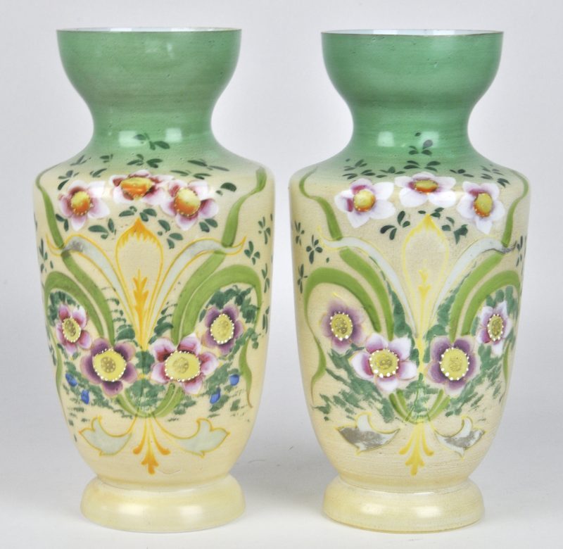 Twee vazen van opaalglas met een handgeschilderd bloemendecor.