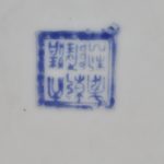 Een balustervaas van Chinees porselein, versierd met een meerkleurig decor van kostbaarheden. Onderaan gemerkt.