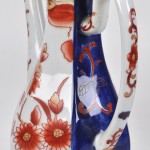 Een olie- en azijnstel van meerkleurig Japans porselein met een decor van bloemen en vogels.