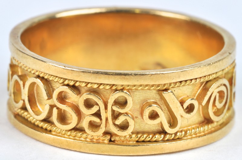 Een 18 karaats geel gouden ring.