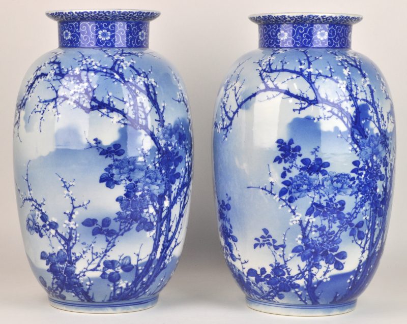 Een paar vazen van blauw en wit Chinees porselein met een decor van bloesems. Onderaan gemerkt.
