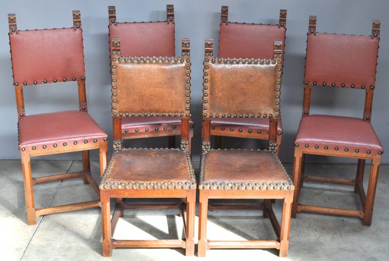 Vier stoelen van gesculpteerd eikenhout in Renaissancestijl. We voegen er twee stoelen in dezelfde stijl met afwijkende bekleding aan toe.