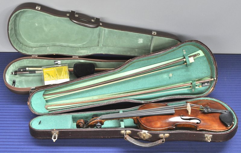 Een viool in zeer goede staat uit 1929 en gerestaureerd door Van Laar te St. Katelijne Waver in 1988. In vioolkoffer met twee oude strijkstokken met paardenhaar. We voegen er een nieuwe vioolkist met dito strijkstok aan toe.